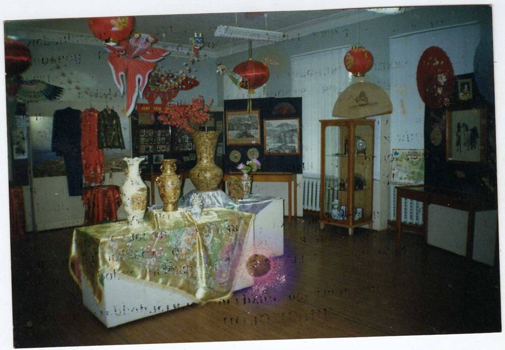 Фото. Сенгилей, краеведческий музей. Фрагмент выставки из Китая «Цветущий лотос».