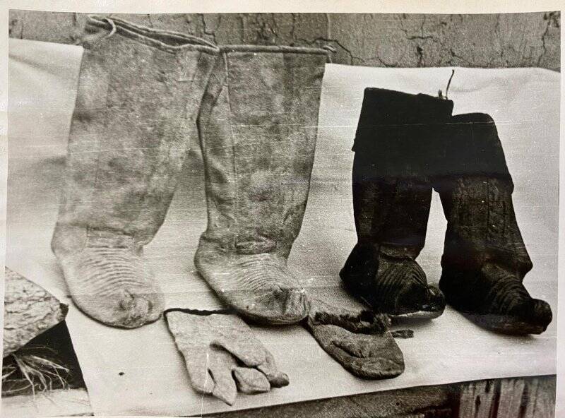 Фотография. Торбаса и рукавицы из оленьей и конской кожи (Борулахский музей)