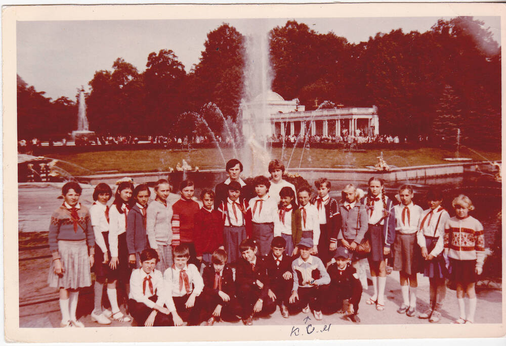 Фото «Сводная группа учащихся Нехаевской школы на экскурсии под руководством Сахарова Н.Н., г.Ленинград, 1985 г.»