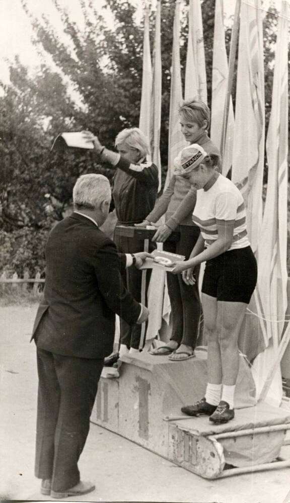 Фотография Награждение Дымовой - Куруновой, занявшей III место в соревновании на первенство ВЦСПС. г.Фергана, 1970г.