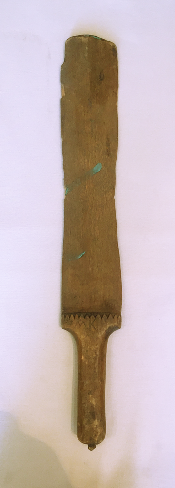 Трепало – приспособление для освобождения волокон льна и конопли, состоит из рабочей части и ручки, 70-е г. начало XX века.