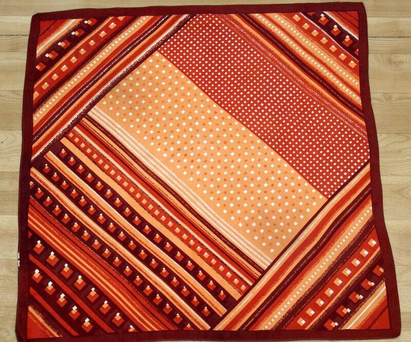 Платок шелковый с геометрическим орнаментом.