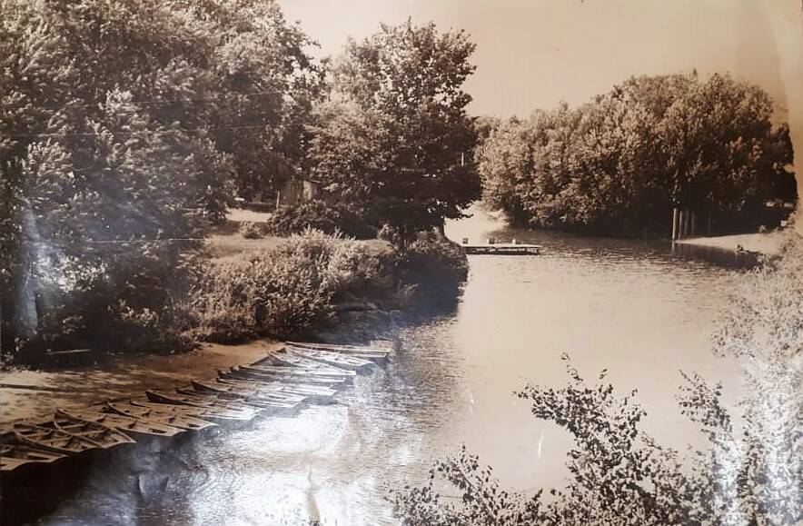 Фотография. Петровский парк с лодочной станцией на реке медведица. 1964 год.