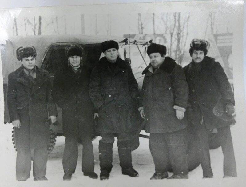 Фотография. Изображены 5 мужчин перед машиной УАЗ. Зимняя погода.