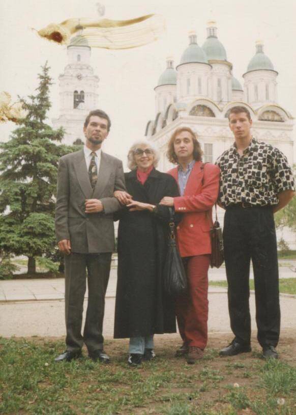 Фото цветное. В.М.Леонтьева в г. Астрахани в мае 1995 г.