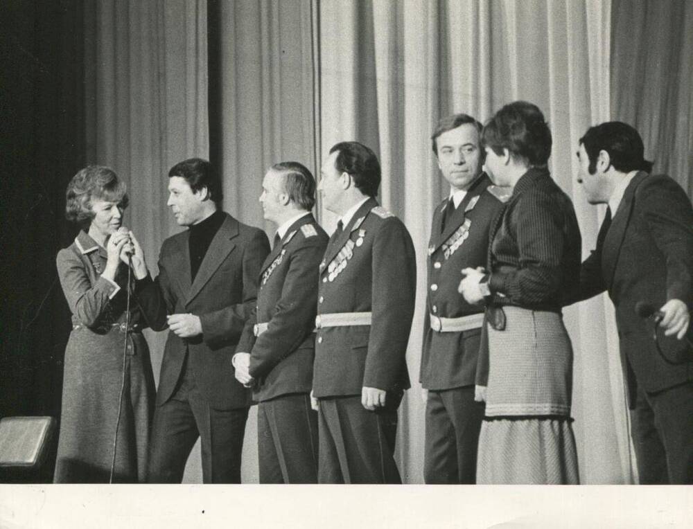 Фото ч/б. В.М.Леонтьева ведет передачу в честь 50-летия Советской милиции.