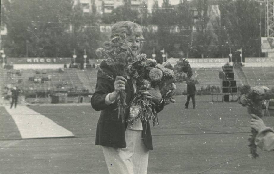 Фоточ/б. В.М.Леонтьева на стадионе с цветами.