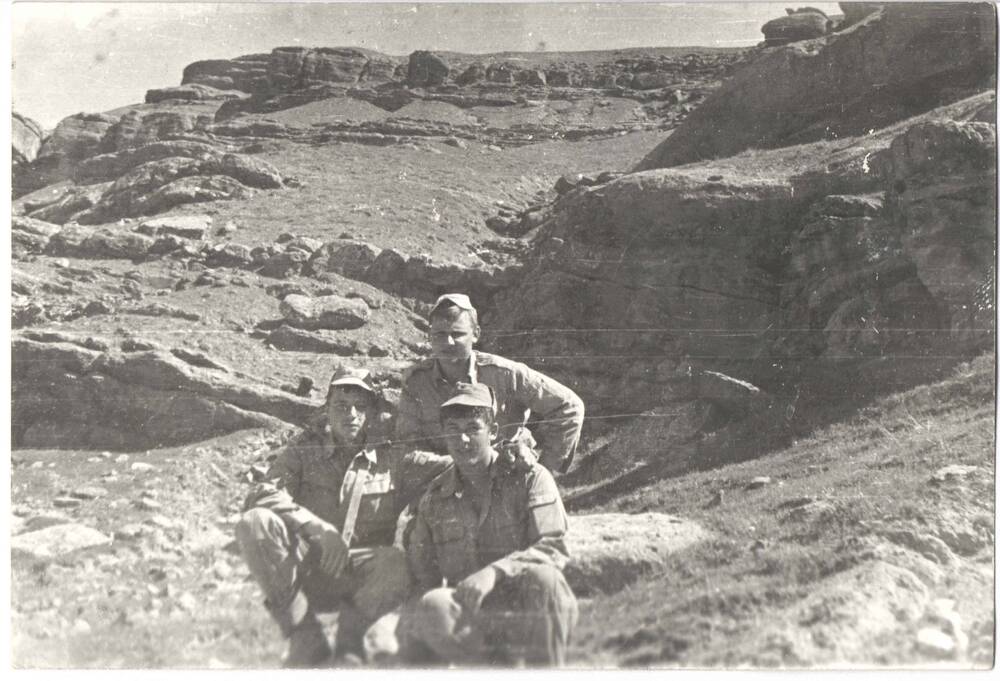 Фото. Афганистан. Советские военнослужащие (трое) десантно-штурмовой группы 117-го погранотряда. Перед началом операции под кишлаком Рустак, провинция Тахар