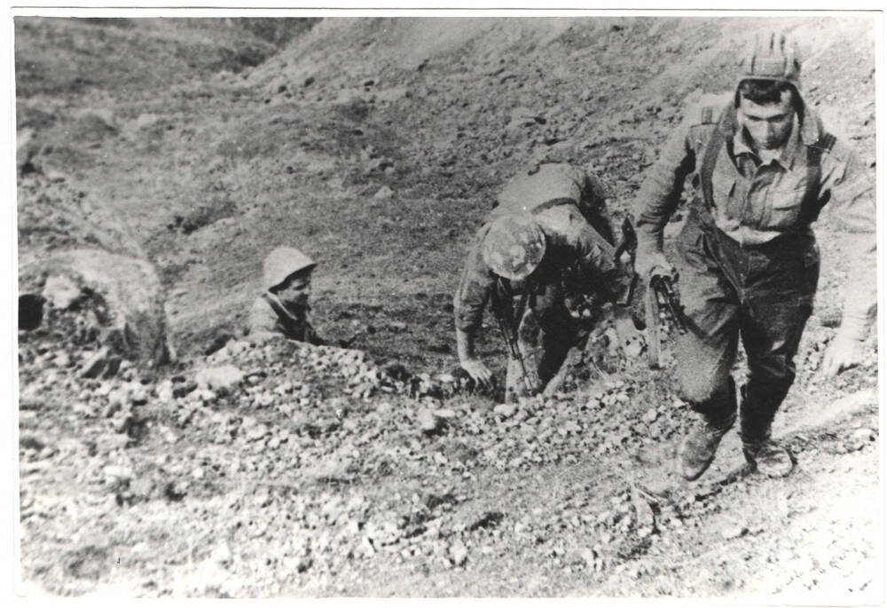 Фото. Афганистан. Советские военнослужащие, трое, десантно-штурмовой группы 117-го погранотряда поднимаются в горах к намеченной цели