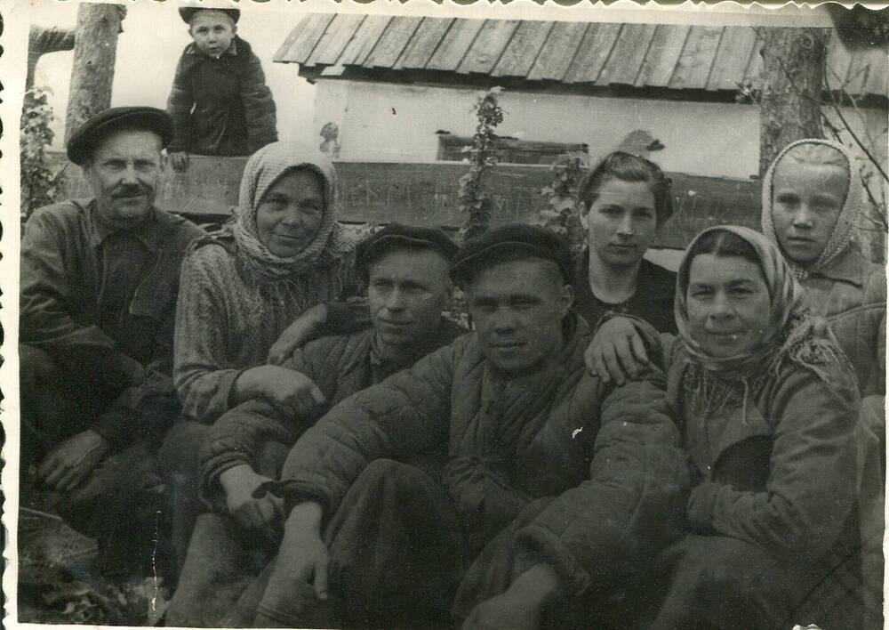 Фото: Семья Ефименко и Черепковых. Село Чугуевка, 1955г.