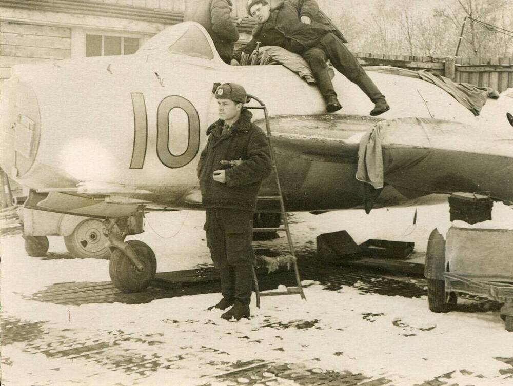 Фото: Ефименко М.Д. у самолета МИГ 17, п.Кема 1965г.