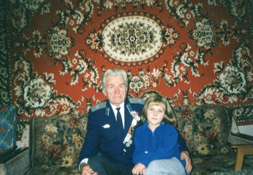 Фото: Ефименко М.Д. с внучкой Ксюшей. 1999г.