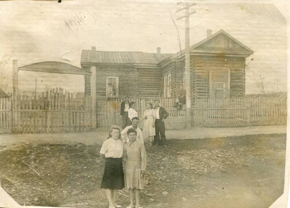 Фото: Здание Дома соц. культуры (бывшая церковь) село Чугуевка 1949г.