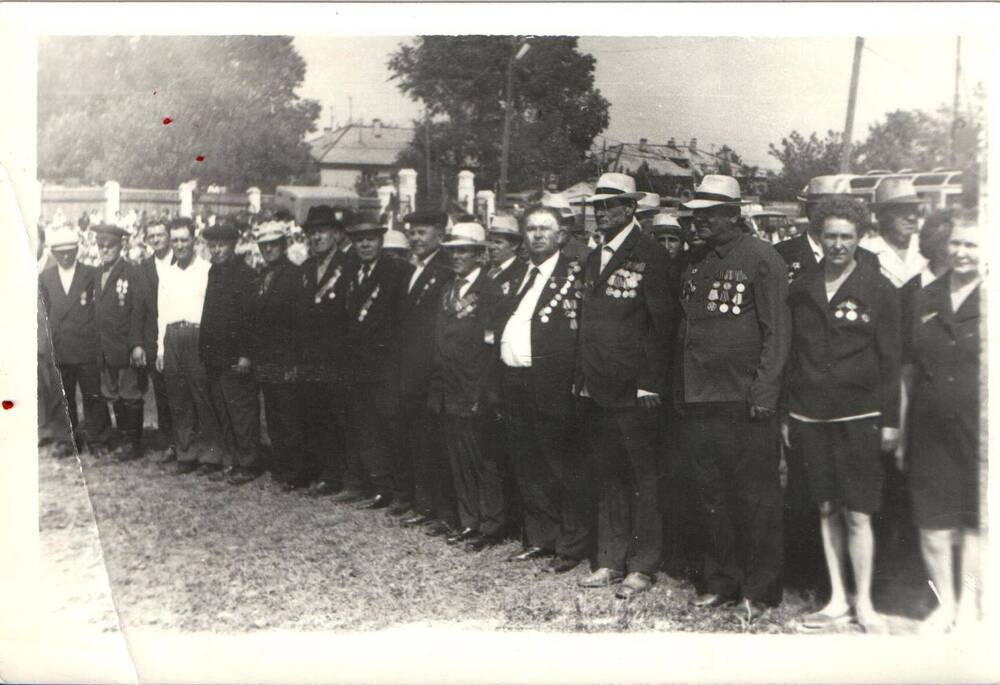 Фотография. Колонна ветеранов войны в день празднования  200-летия города Сергача, 1979 г