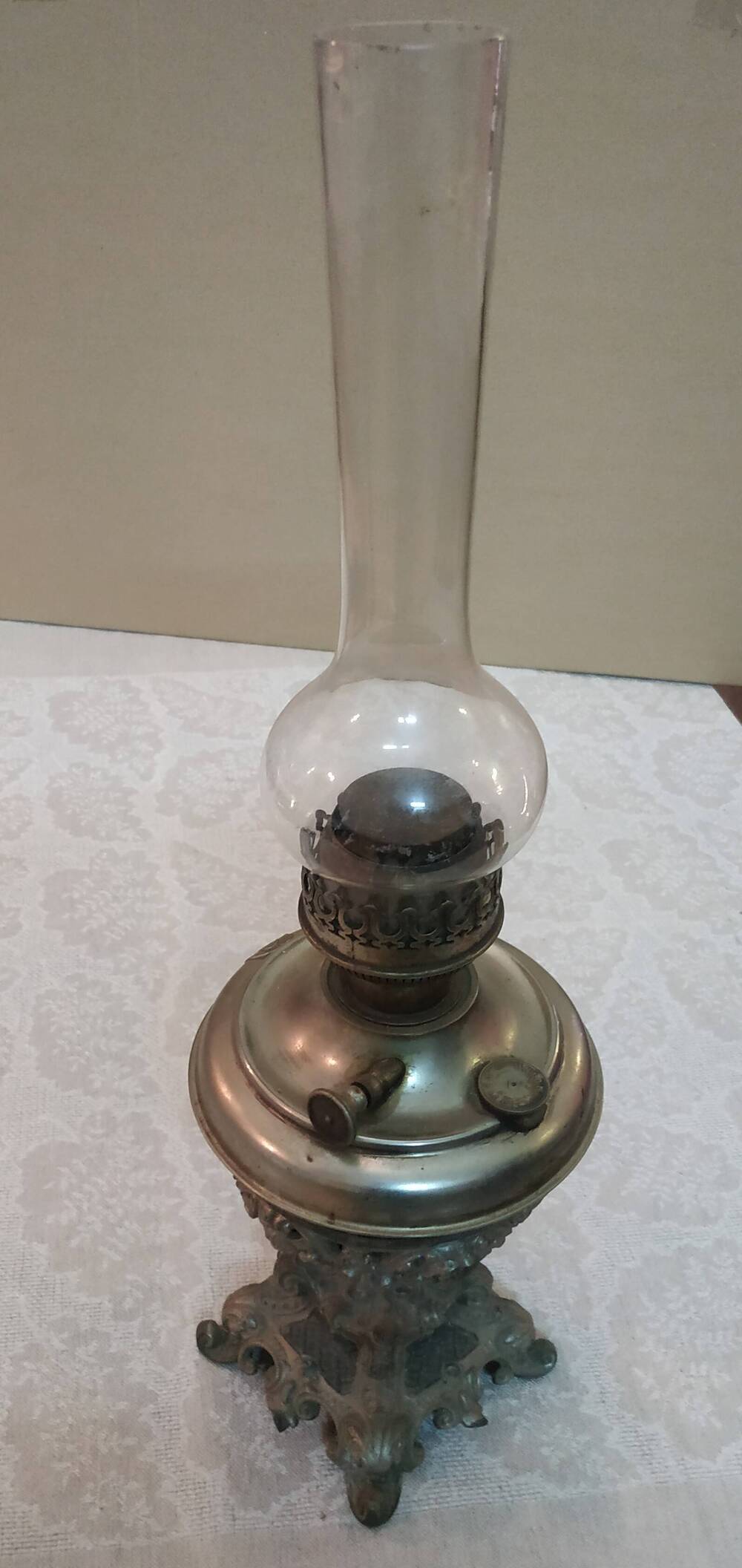Лампа керосиновая со стеклом, на подставке.
