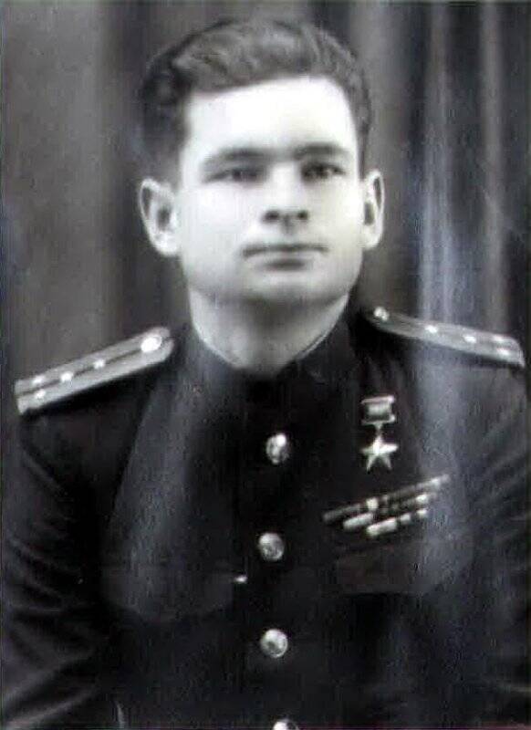 Фотография с изображением героя Советского Союза - Абдрахманова Асафа Кутдусовича.