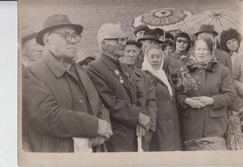 Фотография. Председатель РБТС товарищ Жирков С.Д. у памятника Каландрашвили.