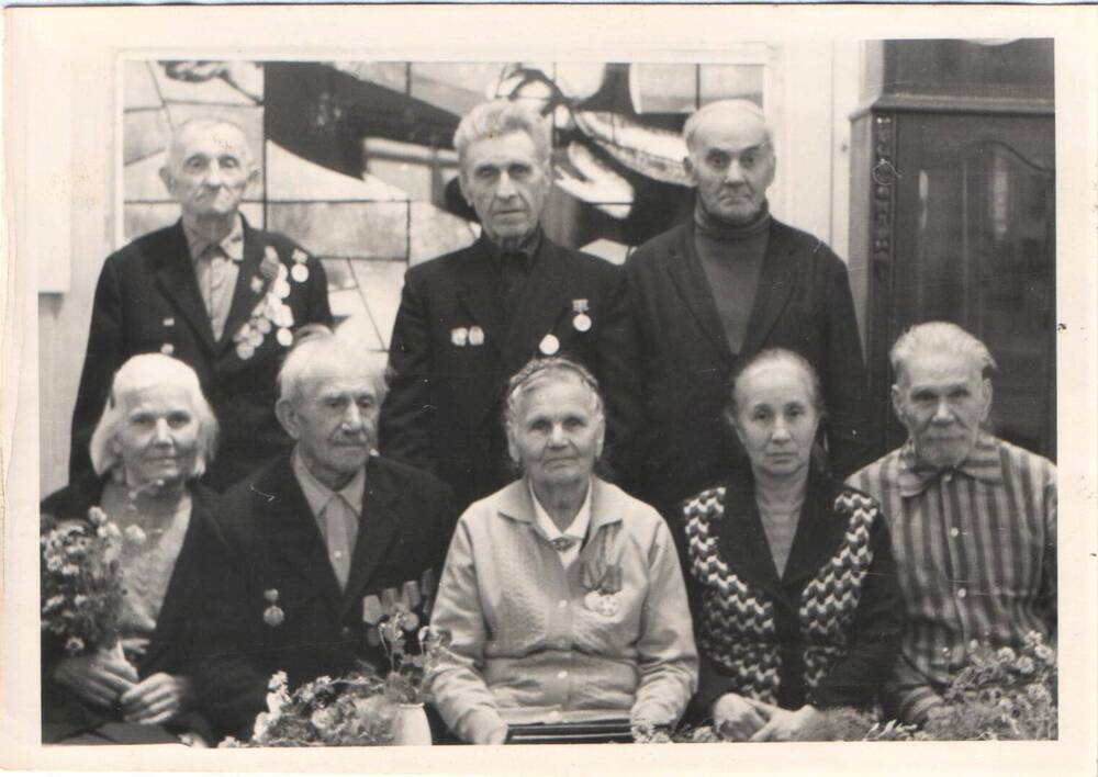 Фотография ч/б групповая. Худобородова Александра Васильевна (в центре) среди ветеранов гражданской войны и их родственников.