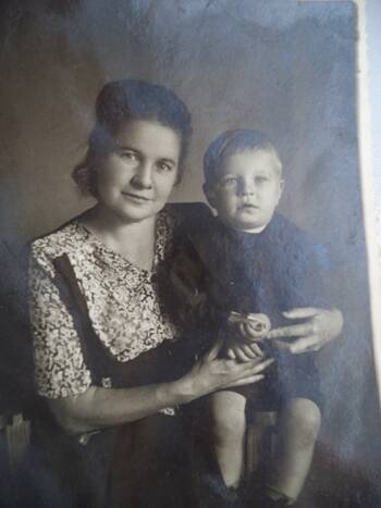 Фото: Гущина Мария  Михайловна с сыном Юрием.