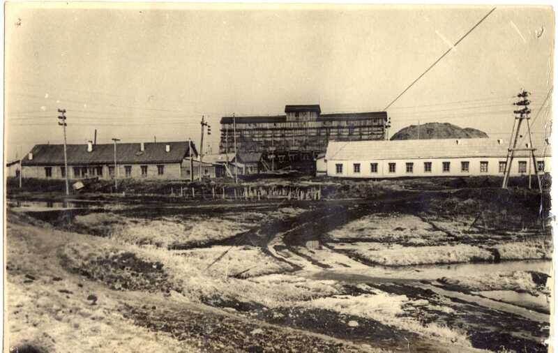 Фотография. Погрузочный бункер и здание управления разреза №5, 1955 г.