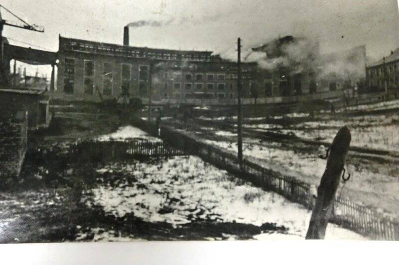 Фотография. Здание сахарного завода в рабочем процессе.