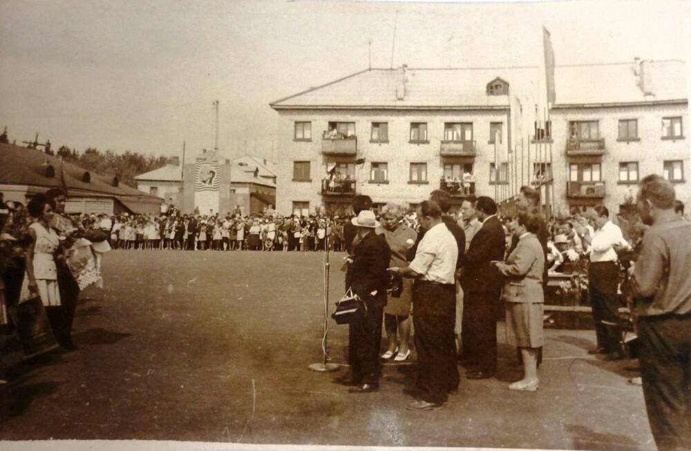 Фотография.Центральная площадь г. Новоаннинского. Передача эстафеты культуры. 1969г.