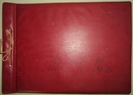 Альбом «Цимлянский промкомбинат, 1977г», состоит из 16 листов, содержит текст и фотографии, выполнен учениками 5-го класса. Переплет твердый, красного цвета