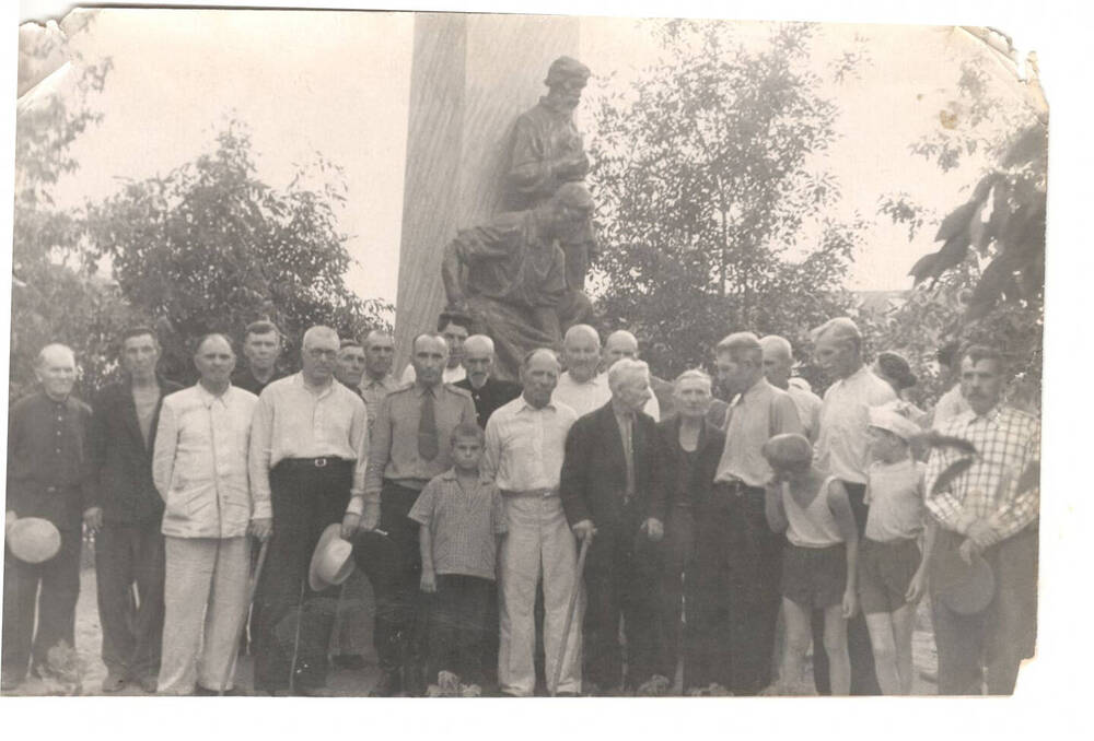 Фото А.В. Чапаев на могиле(у памятника) Г. И. Чапаева - военкома г. Балаково 1962 год, август