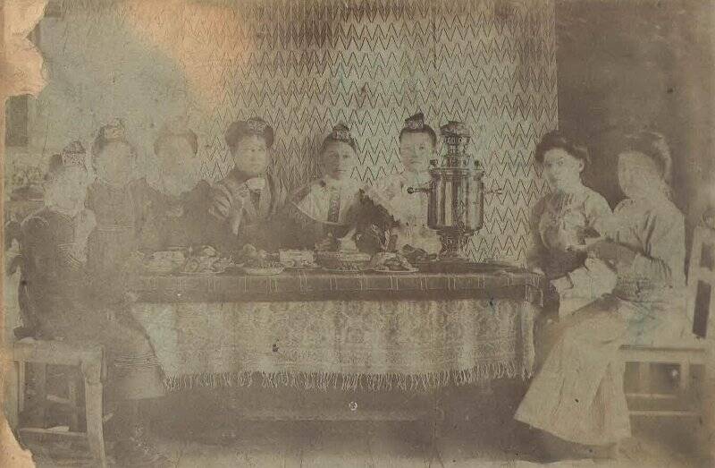 Фотография с изображением группы девушек, пьющих чай в медресе Буби.