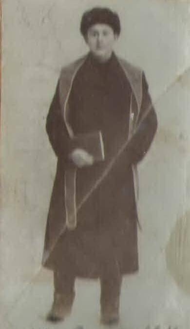 Фотография с изображением молодого человека во время учёбы в медресе Буби.