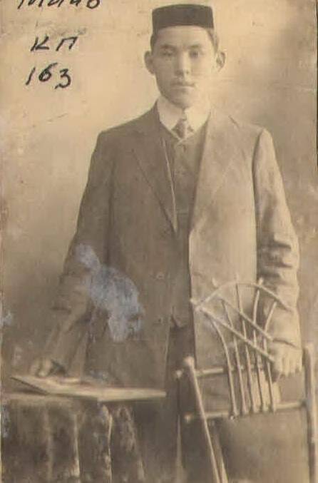 Фотография с изображением молодого человека во время учёбы в медресе Буби.