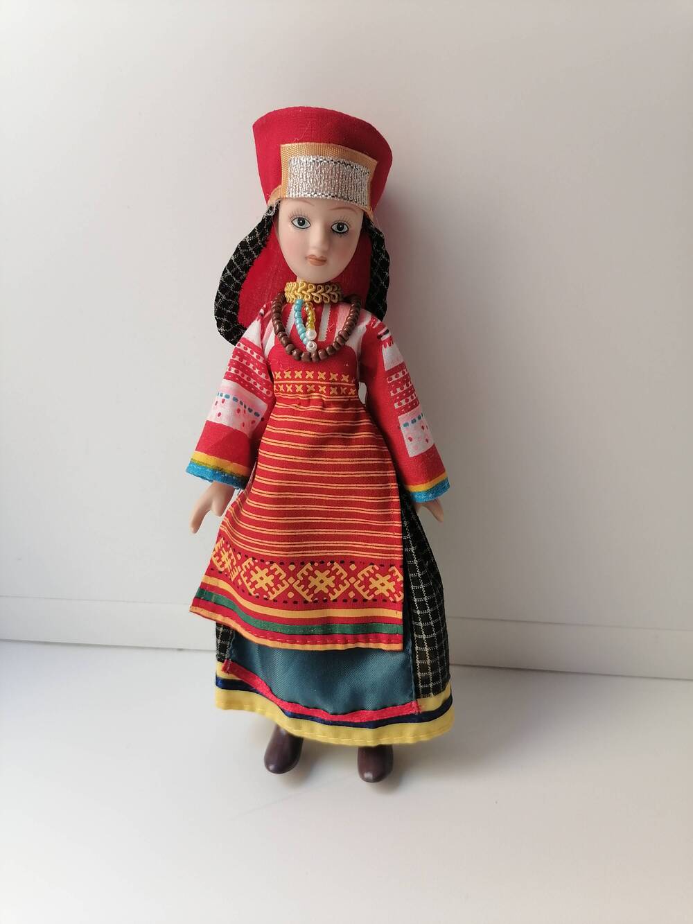 Кукла фарфоровая, в женском праздничном костюме Тамбовской губернии.