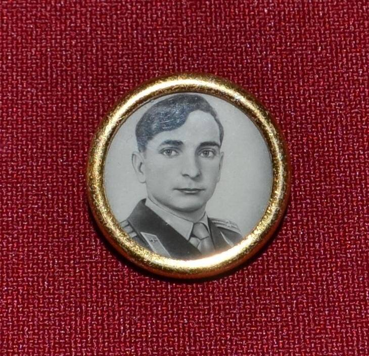 Значок с портретом Быковского В.Ф.