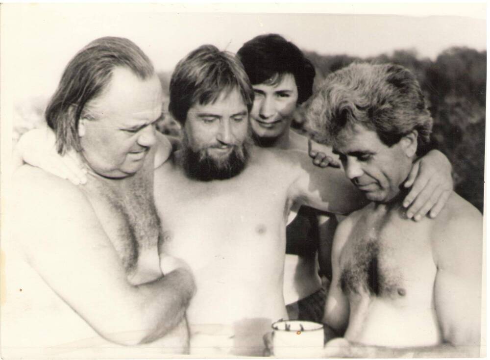 Фото художник А.М. Кищенко на отдыхе с друзьями, 1986 г.
