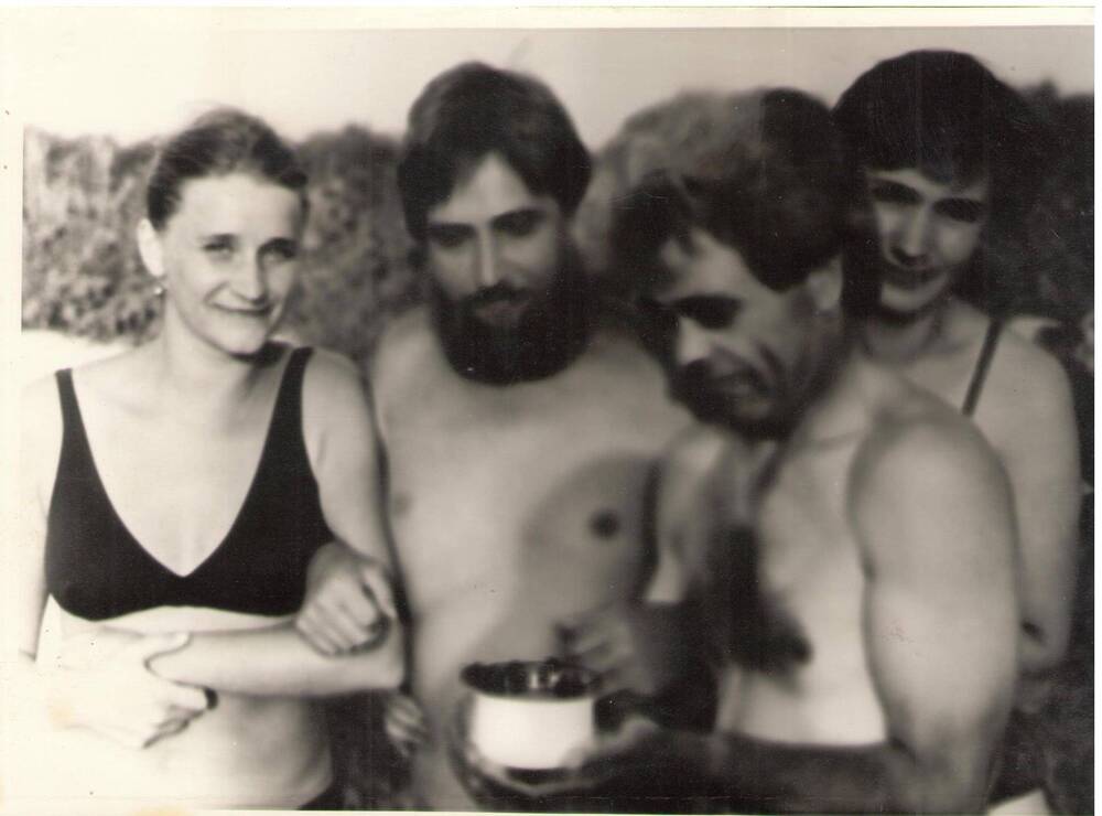 Фото художник А.М. Кищенко на отдыхе с женой и друзьями, 1986 г.