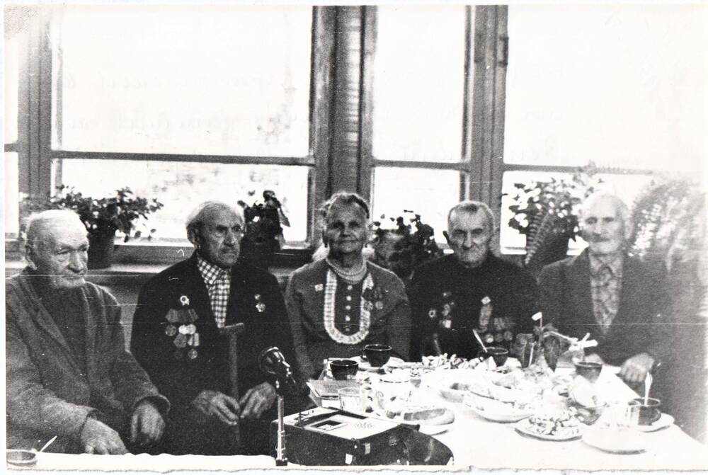 Фотография ч/б групповая. Встреча участников гражданской войны на ДВ в редакции газеты Ленинский путь.
