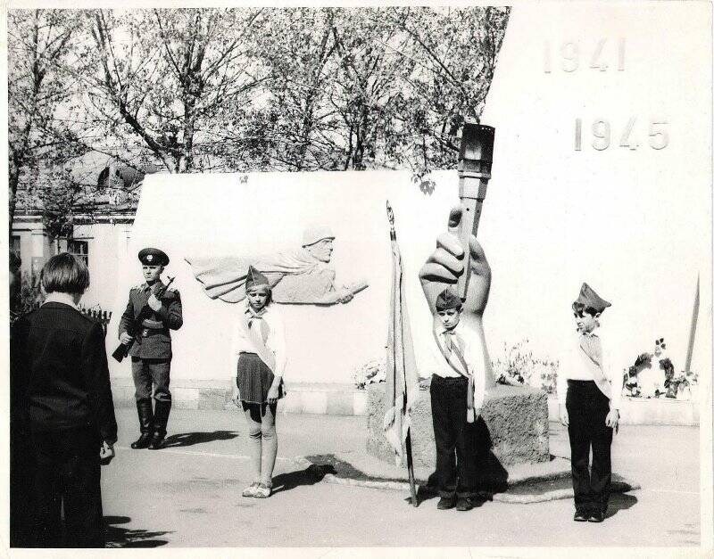 Фотография. Митинг у памятного знака погибшим в Великой Отечественной войне в Бакале, 9 мая 1977 года