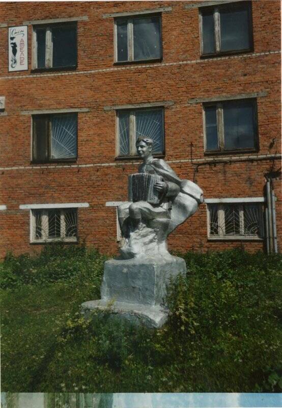 Фотография. Памятник Василию Тёркину в посёлке Бердяуш
