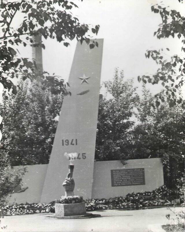 Фотография. Памятный знак бакальцам погибшим в Великой Отечественной войне