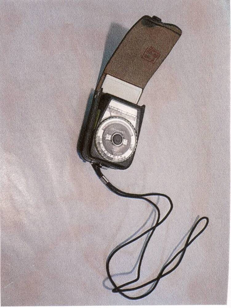 Фотоэкспонометр в кожаном футляре со шнурком