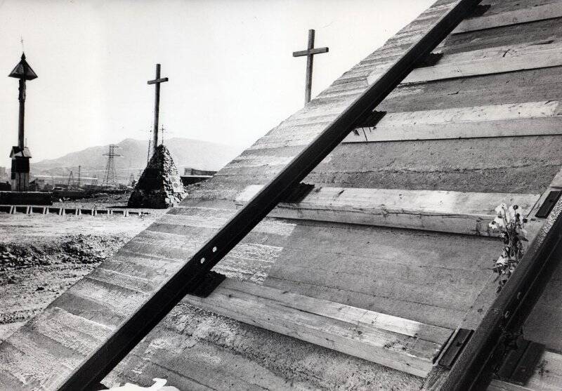 Фотография черно-белая. Открытие памятника полякам-узникам Норильлага