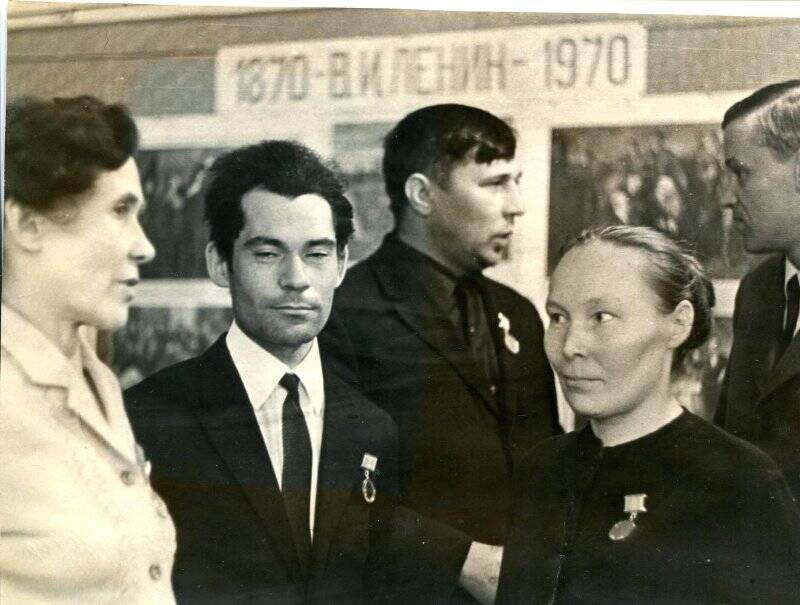 Фотография. Работники НРЭ-5, награжденные Ленинскими юбилейными медалями.