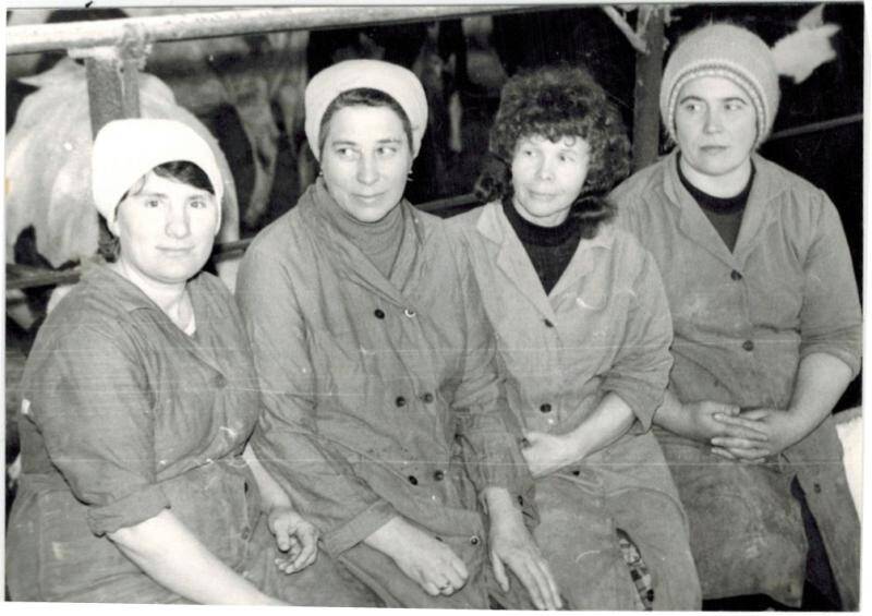 Фотография чёрно-белая. Групповой портрет. На снимке запечатлены четыре сидящие женщины.