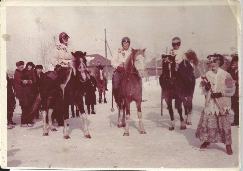 Фотография цветная. Проводы Русской зимы. Соревнование Богатыри на лошадях.