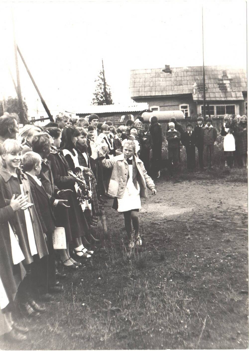 Фотография. Учащиеся Гамской средней школы на линейке первого сентября. 1980-е гг.