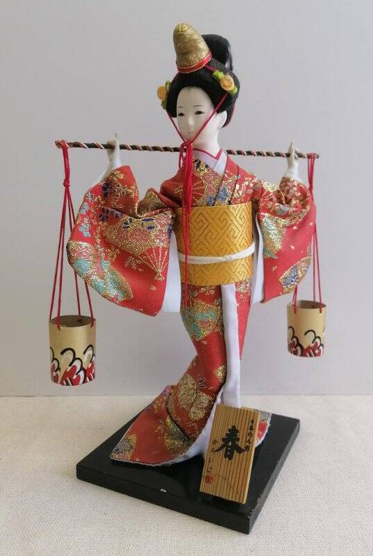 Сувенирная статуя: Японская девушка в традиционном национальном костюме-кимоно красного цвета