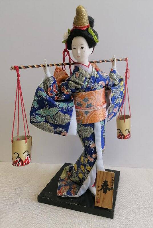 Сувенирная статуя: Японская девушка в традиционном национальном костюме-кимоно синего цвета