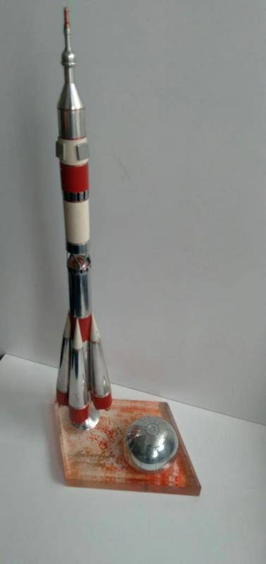 Макет ракеты «Союз» на подставке.