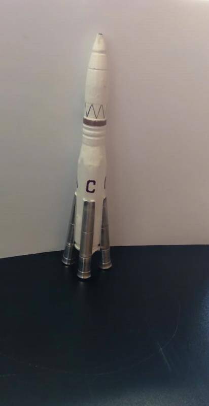 Макет ракеты –  в честь 60-летия от коллектива КуАИ М.Б.Оводенко.