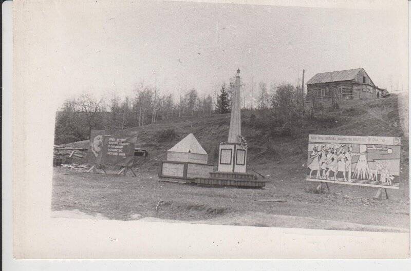 Фотография. Кытыл -Дюра , памятник павшим воинам в годы ВОВ и гражданской